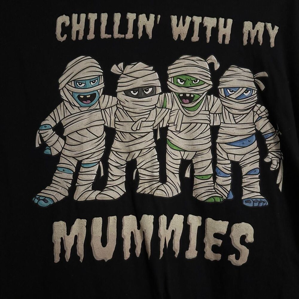 “Chillin' With My Mummies" Black Tee Size XL  Unisex 100% cotton
